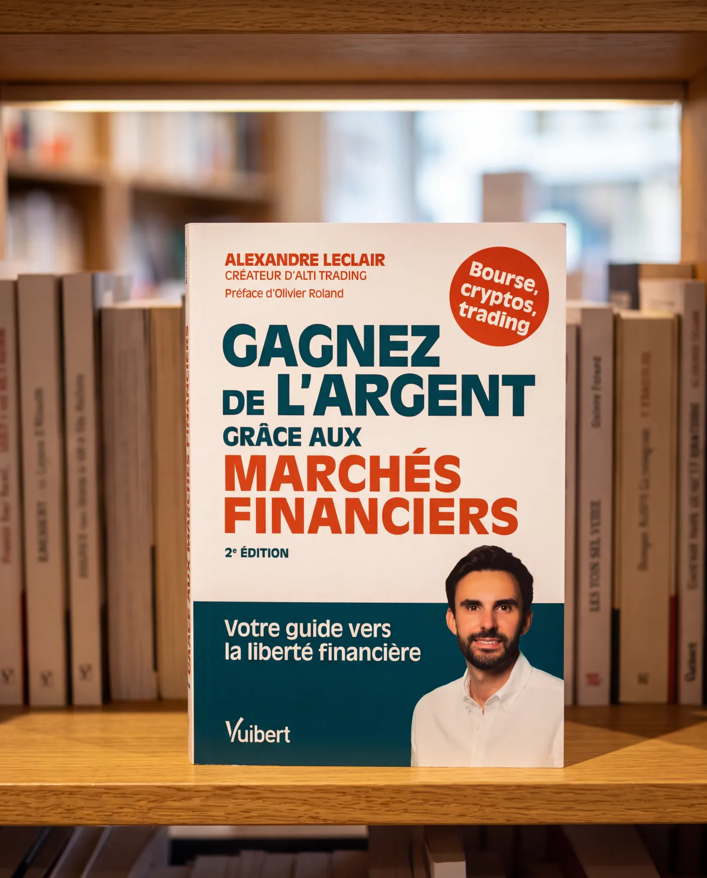 Le livre « Gagnez de l'argent grâce aux marchés financiers », 2e édition, sur une étagère de librairie